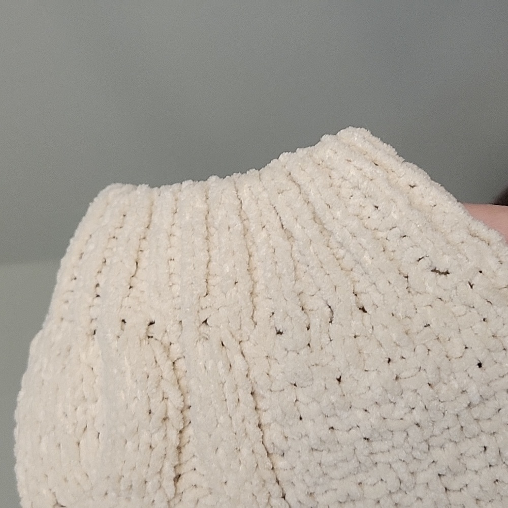 SEVEN7 oversized knit sweater in off white. Size is Medium. - Picture 5 of 8